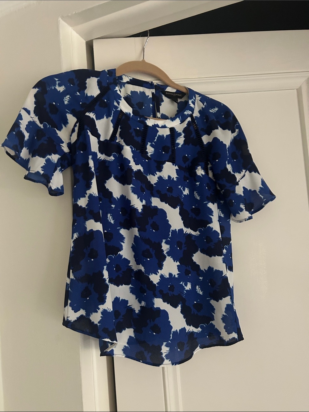 Banana Republic Blue & White Floral Flutter Sleeve Blouse